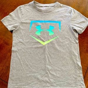 Boys Under Armour short sleeve top. Youth Medium